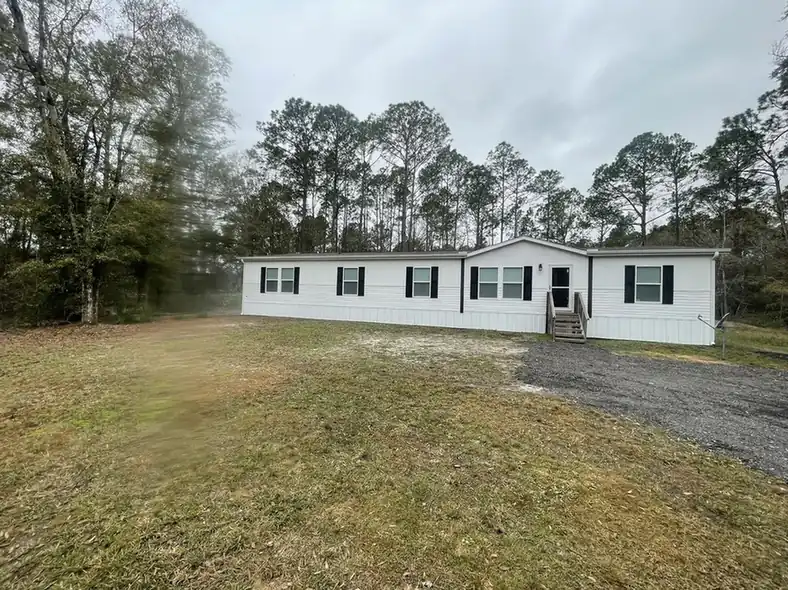 Same manufactured home with clean siding after soft washing