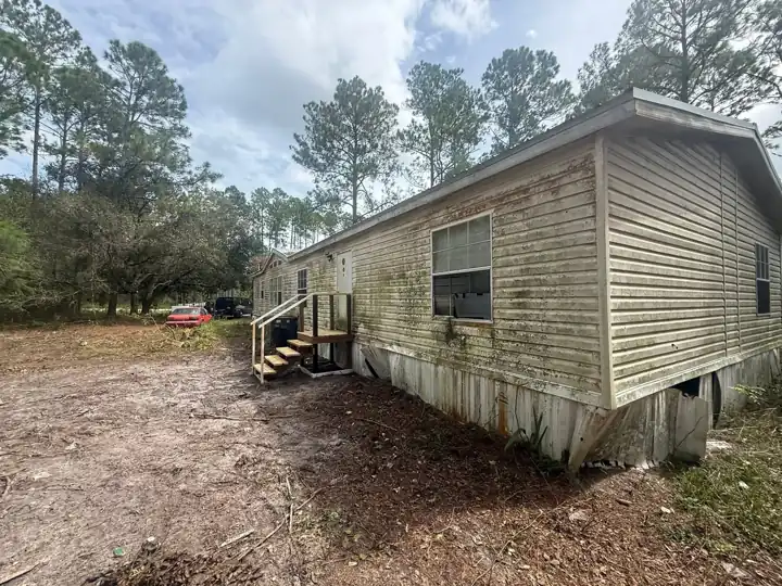 Manufactured home siding with visible mold and mildew before cleaning